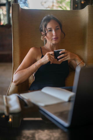 Утро начинается со вкусного кофе и множества дел, от которых кипит голова👩🏽‍💻 🧿 К слову говоря, я сегодня вот что подумал