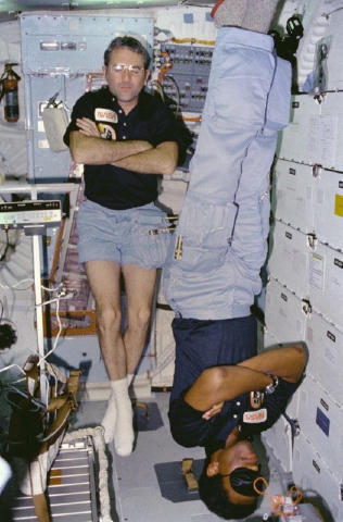 Отдыхающие астронавты NASA на борту шаттла «Челленджер», 1983 год.